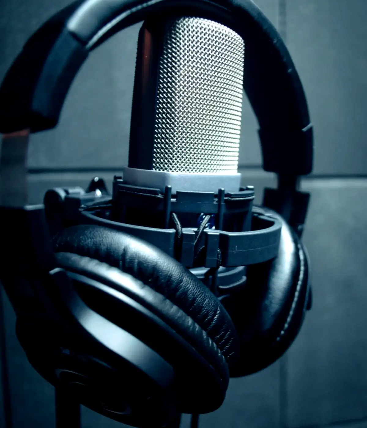 Zakaj govor v podcastu zveni drugače kot v živo in kaj s tem